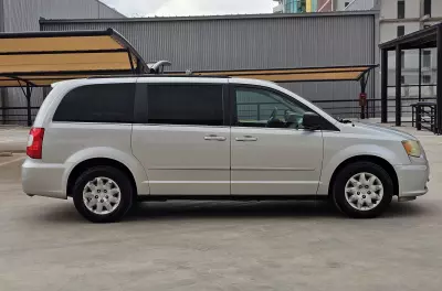 Chrysler Town & Country Minivan 2012